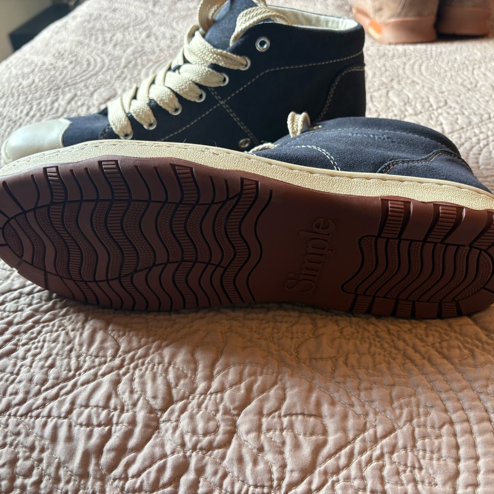 Simple Men's Black High-Top Sneakers